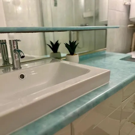 Vert, Piscine, 750m De La Apartman *